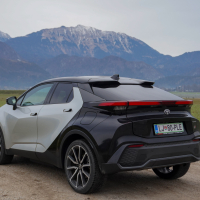 Toyota C-HR 2.0 PHEV GR sport premiere - test 2025