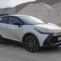 Toyota C-HR 2.0 PHEV GR sport premiere - test 2025