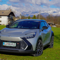 Toyota C-HR 2.0 PHEV GR sport premiere - test 2025