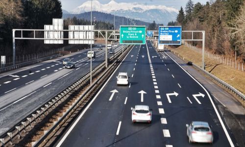 Izzivi in pasti vožnje po avtocestah in hitrih cestah