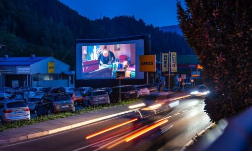 AMZS pripeljal drive-in kino na Koroško: filmski večer pred AMZS Dravograd